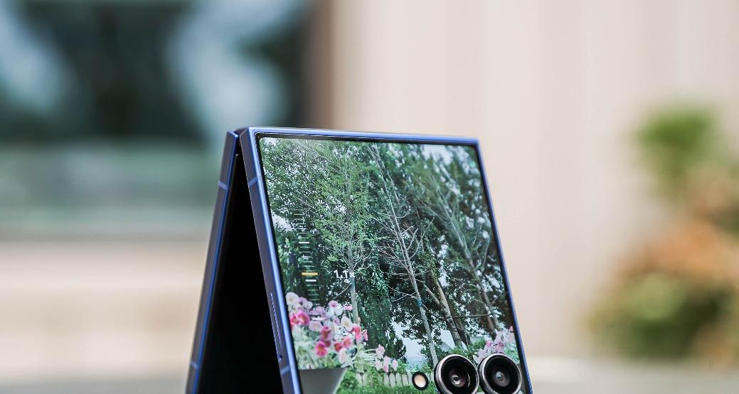 踏秋好时节 三星 Galaxy Z Flip7 助你轻装出游无负担